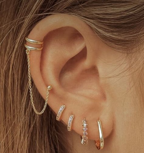 Ušný Piercing, Piercing Art, Pretty Piercings, Minimalist Ear Piercings, Ear Peircings, Piercings Ideas, Types Of Ear Piercings, Piercing Inspo, Pandora Earrings