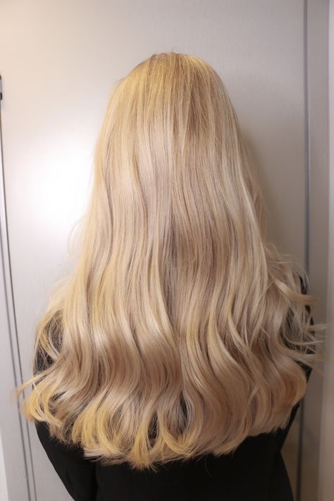 #hair #haircolor #balayage #blondehair #beigeblonde #haircoloring #haircolorist #hår #hårfärg #drömhår #blond #dreamhair #hairbyme #annaisolde Shades Of Blonde For Pale Skin, Layered Haircuts Bob, Light Beige Blonde, Glamour Hairstyles, Bob Pixie Haircut, Medium Length Layered Haircuts, Pale Blonde Hair, Butter Blonde, Wedding Hair Colors