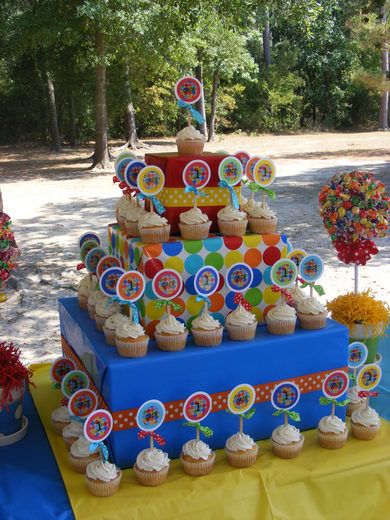 Cupcake Display Ideas Diy, Cupcake Display Ideas, Mini Cupcake Display, Polka Dot Birthday Party, Polka Dot Birthday, Bubble Guppies Birthday, Anna Birthday, Carnival Themed Party, Polka Dot Party