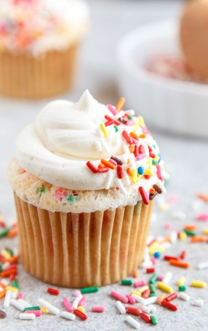 Small Batch Cupcakes Recipes - make 4 or 6 cupcakes 6 Cupcake Recipe, Funfetti Cupcake Recipe, Small Batch Cupcakes, Cupcakes Funfetti, Angel Food Cupcakes, Easy Vanilla Cupcakes, Batch Baking, Funfetti Cupcakes, Soft Baked Cookies