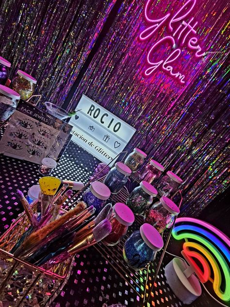 Girls And Glitter Party, Y2k Table Decor, Glitter Bday Party, Gliter Bar Stand, Glitter Bar Party, Sparkle Theme Party, Karaoke Party Ideas Decoration, Bday Party Theme Ideas, Glitter Bar Ideas