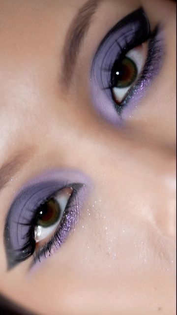 Eye Makeup For Purple Hair, Purple 60s Makeup, Casual Purple Eyeshadow, Indigo Eye Makeup, Eye Shadow Designs, Purple Face Makeup, Purple Halloween Eye Makeup, Dark Purple Makeup Looks Simple, Aqua Eye Makeup