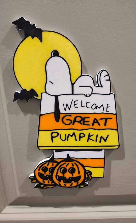 Welcome the fall season with a charming twist using our 3D-printed Snoopy "Welcome Great Pumpkin" decoration. This whimsical piece captures the beloved Peanuts character in high detail, showcasing Snoopy on his iconic dog house setting.  Measurements: 9.75"×6.5"×0.25" This sign is printed in eco-friendly PLA plastic, it features vibrant colors and intricate designs that will brighten up any indoor space. Perfect for fans of the Peanuts gang and Halloween enthusiasts alike, this decoration adds a Peanuts The Great Pumpkin, Classroom Diys, Lunch Boards, Snoopy October, Welcome Great Pumpkin, Window Art Diy, Snoopy Aesthetic, Snoopy House, Snoopy Things