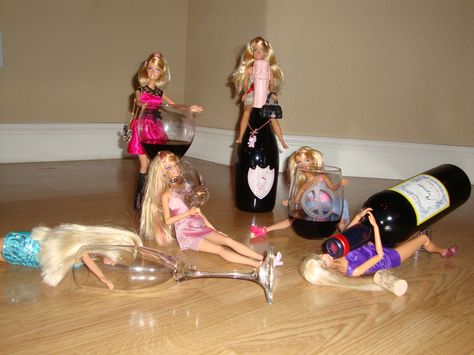 Barbie Party- Why is there no brunette, Mexican, Amy doll???? Madge?? Mexican Barbie Party, Barbie Mood, Barbie Funny, Silly Goofy, Im A Barbie Girl, Laugh A Lot, Barbie Party, Oscar Party, Barbie World