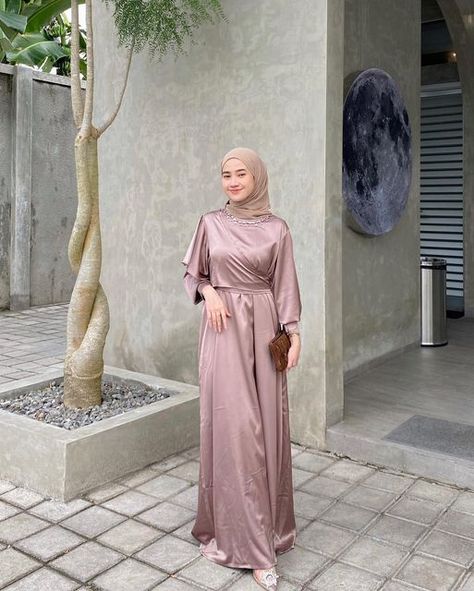 Gaun Bridesmaid Hijab Satin, Dress Hijab Satin, Bridesmaid Dresses Hijab Satin, Bridesmaid Dresses Hijab, Dark Blue Bridesmaid Dresses, Kondangan Outfit, Braidsmaid Dresses, Bridesmaid Satin, Model Gamis