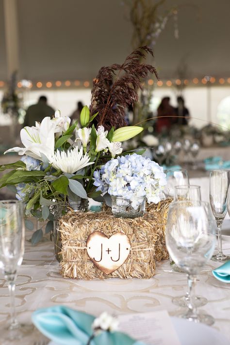 Plutot avec les initiales C et P Hay Bale Wedding, Country Wedding Centerpieces, Country Wedding Decorations, Hay Bales, Wedding Centerpieces Diy, Wedding Forward, Diy Centerpieces, Western Wedding, Wedding Flower Arrangements