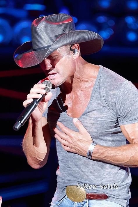 Tim Mcgraw Concert, Tug Mcgraw, Happiest Of Birthdays, Concert Photos, Tim Mcgraw, Concert Outfit, Professional Photographer, Singers, Baseball