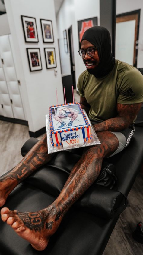 Von Miller Tattoos, Von Miller Fashion, Black People Tattoos Dark Skin, Tattoos Dark Skin, People Tattoos, Black People Tattoos, Black Men Tattoos, Young Mens Fashion, Von Miller