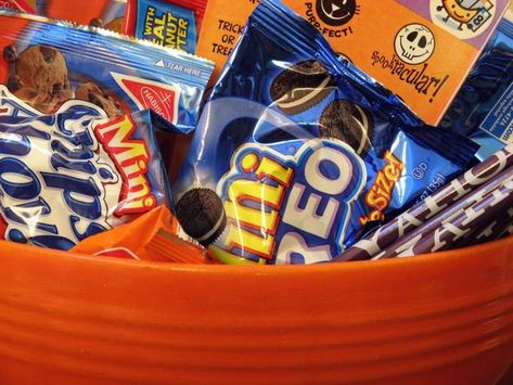 What's The Best Halloween Candy To Hand Out? A list of Halloween treats for kids that Trick-Or-Treaters rarely receive but REALLY enjoy! Snack size cookies are always a hit for Halloween. So are Halloween stickers and small toys! #halloweencandy #candy #halloweenfun Halloween Trick Or Treat Candy Ideas, Best Halloween Candy To Hand Out, Best Halloween Treats To Hand Out, Candy Alternatives For Halloween, Halloween Treats For Trick Or Treaters, Trick Or Treat Ideas To Hand Out, Treats For Trick Or Treaters, Best Halloween Candy, Candy Alternatives