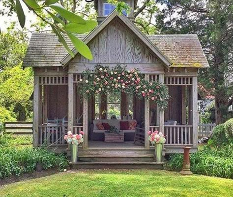 She Needs a She Shed with Fixer Upper Farmhouse Flair! Farmhouse Fixer, Fixer Upper Farmhouse, Farmhouse Flair, Cottage Market, Farmhouse Garden, She Sheds, Small Room Design, Diy Shed, Building A Shed