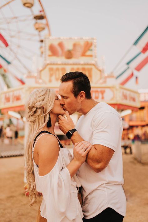 Carnival Family Pictures, Carousel Couple Pictures, Fair Photography Couples, Carnival Photoshoot Couple, Carnival Maternity Shoot, Fair Mini Session Photo Shoot, Cute Carnival Pictures, Carnival Family Photoshoot, Fair Engagement Pictures