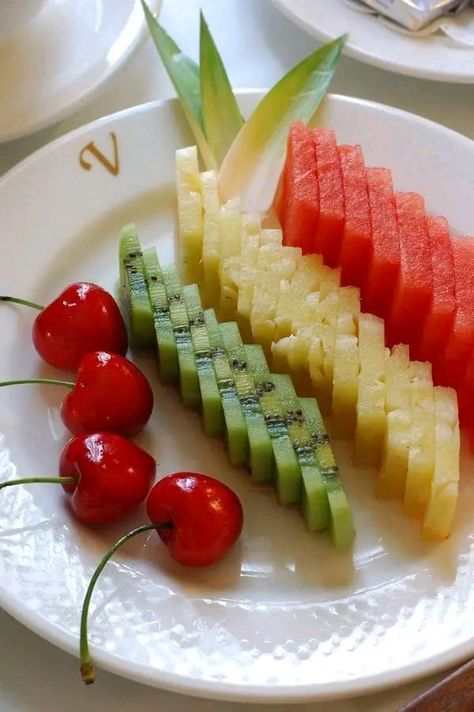 Fruit Tray Designs, Fruit Presentation, Fruit Buffet, Catering Food Displays, Fruits Decoration, Fruit Platter Designs, Decorações Com Comidas, Amazing Food Decoration, Fruit And Vegetable Carving