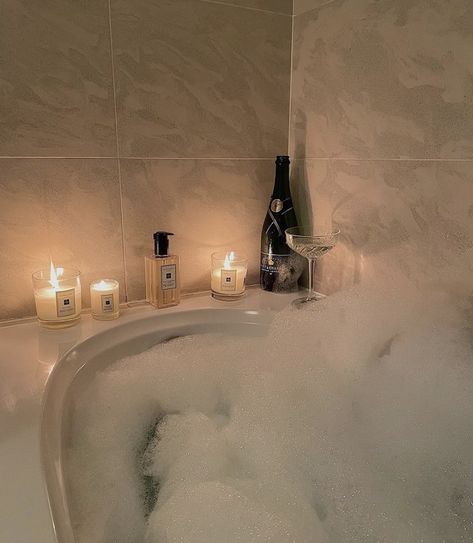 French Candles, Bath With Candles, Bubble Bath With Candles, Night Selfcare, Bubble Bath Aesthetic, Bathtub Aesthetic, Aesthetic Bath, Cosy Aesthetic, Bath Aesthetic