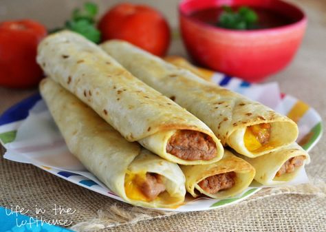 It's so fun to try and mimic the recipes of your favorite restaurants. This a great collection of copycat recipes to try at home! Bean Burritos Recipe, Life In The Lofthouse, Healthy Beans, Bean Burritos, Burritos Recipe, Copycat Restaurant Recipes, Refried Beans, Bean Recipes, Mexican Dishes