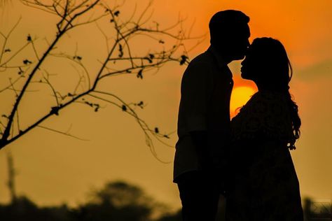 Kiss in the forehead ☺️ Forehead Kiss Silhouette, Photography Poses Couples, Black Glitter Wallpapers, Kiss Illustration, Glitter Wallpapers, Shadow Painting, Shadow Drawing, Romantic Questions, Poses Couples