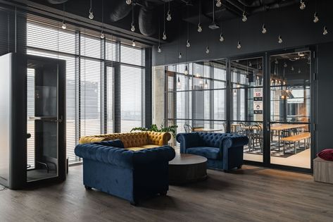 Musical space of the new Universal Music Polska office in the housing-industrial design by The Design Group architects Music Conservatory Architecture, Small Open Kitchens, Natural Oak Flooring, Modular Desk, Vip Room, Comfortable Sofa, Best Interior Design, Leather Armchair, Oak Floors