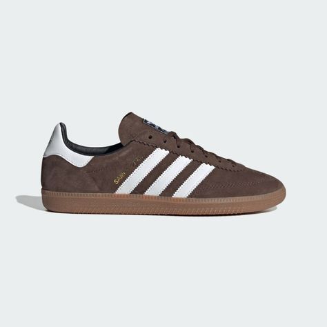 Born on the football pitch, the adidas Samba shoes are a timeless icon of street style. Inspired by a rare 1970s training shoe, this edition is marked by a deco stitch on the toecap for an altered version of the classic Samba T-toe design, as well as a revision to the eye stay and heel mustache to evolve the look of the OG Samba. A suede upper and gum rubber outsole add another nod to retro flair. Adidas Samba White, Brown Adidas, Samba Shoes, Adidas Shoes Originals, Football Pitch, Sneakers Adidas, Adidas Sneaker, Cooler Look, Cloud White