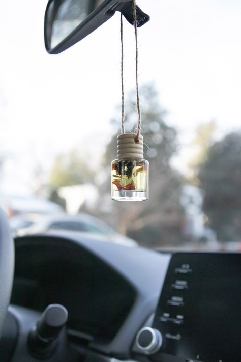 4 Ways to Make Naturally-Scented Car Air Fresheners | Hello Nest Car Diffuser Blends, Diy Essential Oil Diffuser, Car Air Freshener Diy, Diffuser Diy, Air Freshener Essential Oils, Benefits Of Essential Oils, Car Diffuser Essential Oils, Diy Air Freshener, Making Essential Oils