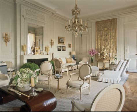 Paris Living Rooms, White Slipcovers, English Furniture, Style Français, Paris Apartments, Elegant Living, White Furniture, French Decor, Parisian Chic