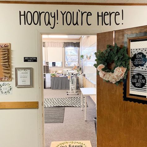 Classroom Goals, Classroom Makeover, Elementary Classroom Decor, 5th Grade Classroom, 4th Grade Classroom, 3rd Grade Classroom, Teacher Desk, High School Classroom, Middle School Classroom