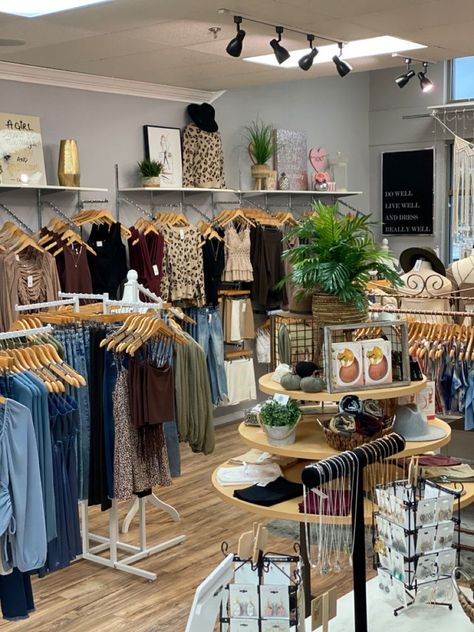 Bags Boutique Interior, Small Clothing Store Ideas, Boutique Design Store Layout, Small Boutique Decor, Backyard Boutique, Boutique Store Front Ideas, Modern Boutique Interior, Small Boutique Interior Design Ideas, Small Clothing Store Interior