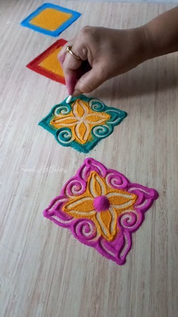 3 Colour Rangoli Design, Small Corner Rangoli Designs, Finger Rangoli Design, Dussehra Rangoli Designs Easy, Mini Rangoli Designs Easy, Haldikunku Rangoli, Rangoli Corner Design, Agiyarash Rangoli, Small Rangoli Ideas