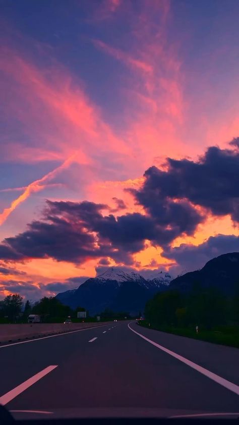 Beautiful Sunset , Beautiful Nature , Aesthetic Sunset . #zicxa #image #background #wallpaper Blue Skyline, Perjalanan Kota, Mountains Photo, Dark Nature Aesthetic, Sky Nature, Amazing Nature Photos, Beautiful Views Video, Photography Landscape, Clipuri Video