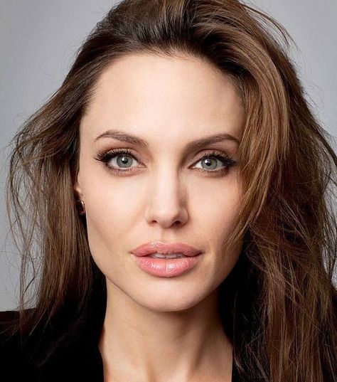 Celebrity122302 Angelina Jolie Eyes, Angelina Jolie Photoshoot, Angelina Jolie Makeup, Angelina Jolie Style, Angelina Jolie Photos, Emma Frost, Celebrity Portraits, Black And White Portraits, Beautiful Ladies