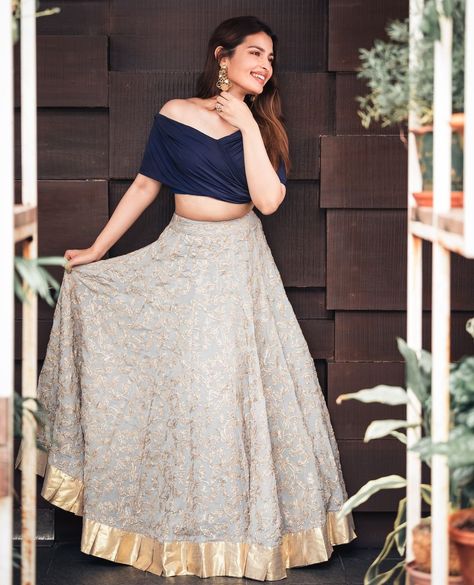 🤗💕 Trendy Outfits Indian, Outfits Indian, Lehenga Designs Simple, Girls Long Dresses, Fashion Model Poses, Bride Photoshoot, Indian Photoshoot, Friend Poses Photography, Stylish Photo Pose