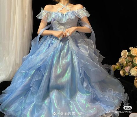 Outfit cinderella Cinderella Inspired Gown, Modern Cinderella Dress, Sweet 17 Dress, Modern Cinderella Outfit, Farah Goodfairy, Cinderella Inspired Outfit, Disney Princess Inspired Dresses, Cinderella Inspired Dress, Winter Ball Dresses