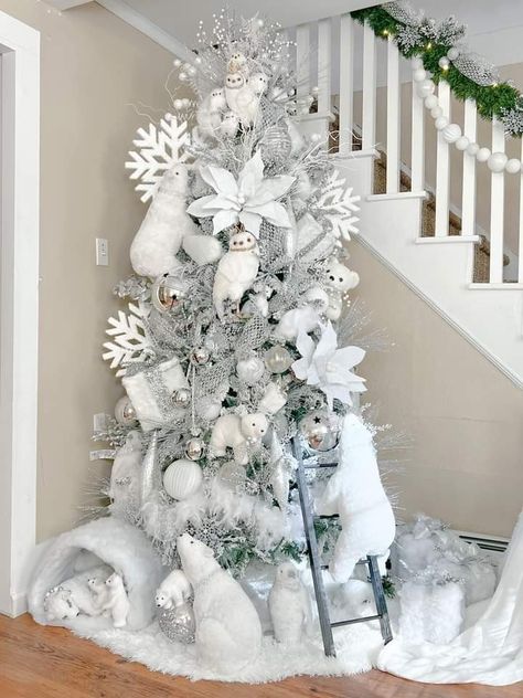 Winter Wonderland Tree Christmas, Polar Bear Christmas Tree Ideas, White And Silver Christmas Tree Ideas, Winter Wonderland Christmas Decor, White Christmas Theme, White Xmas Tree, Elegant Christmas Tree Decorations, Glam Christmas Decor, Silver Christmas Decorations