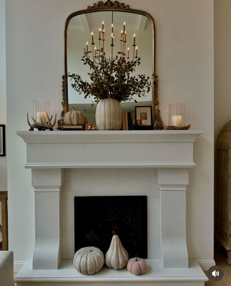 Mantle Decor Neutral, Mantle Piece Decor, White Christmas Chimney Decoration, Fireplace Mantle Mirror Decor, Traditional Fireplace Decor, Christmas Mantle With Mirror, Cottage Fireplace Mirror, Fire Place Mirrors, White Fireplace Decor