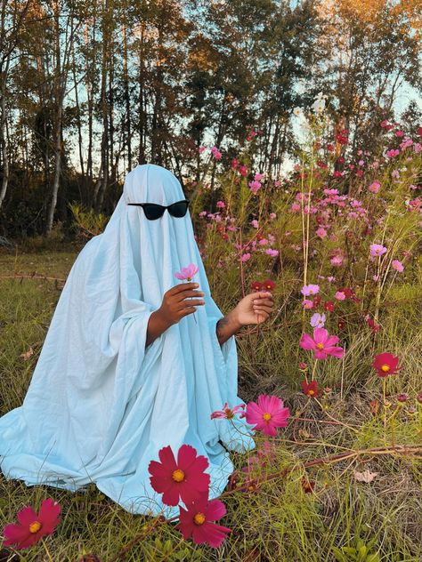 Bedsheet Ghost Photoshoot in a wildflower field Bedsheet Photoshoot, Ghost Holding Flowers, Bedsheet Ghost, Blanket Ghost, Ghost Photo, Ghost Photoshoot, Wildflower Field, Ghost Photos, Anatomy Poses