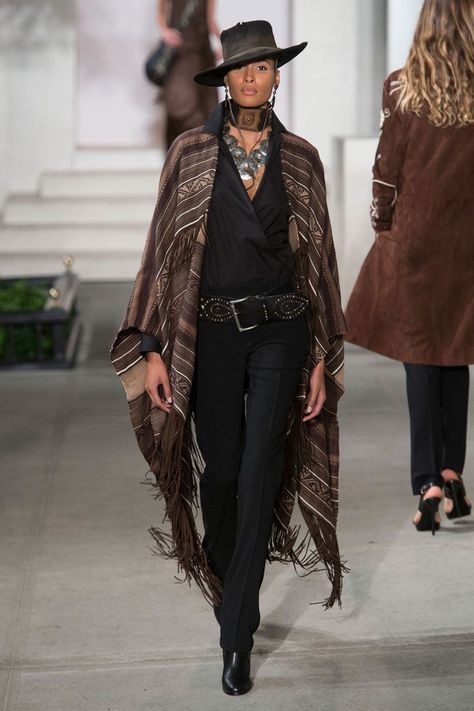 Ralph Lauren Runway, Western Chic Fashion, Estilo Cowgirl, Mode Prints, Mode Kimono, Looks Country, Country Fashion, Ralph Lauren Style, Western Chic