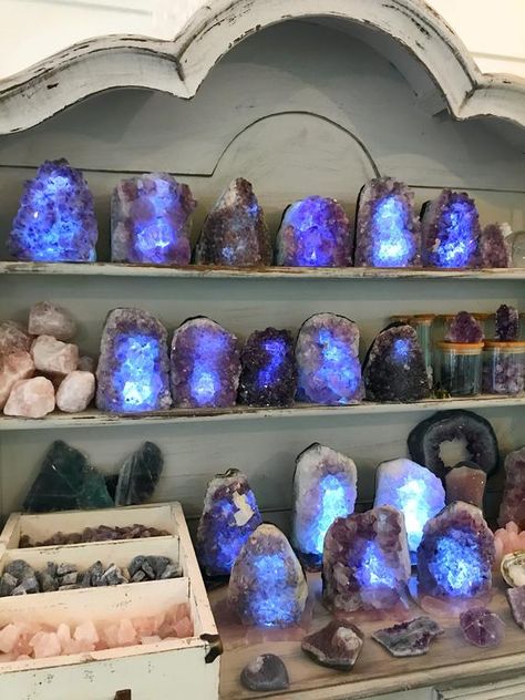 Types Of Rocks, Crystal Vibes, Crystal Aesthetic, Pretty Rocks, Minerals And Gemstones, Crystal Decor, Rocks And Gems, Gems And Minerals, Crystal Gems