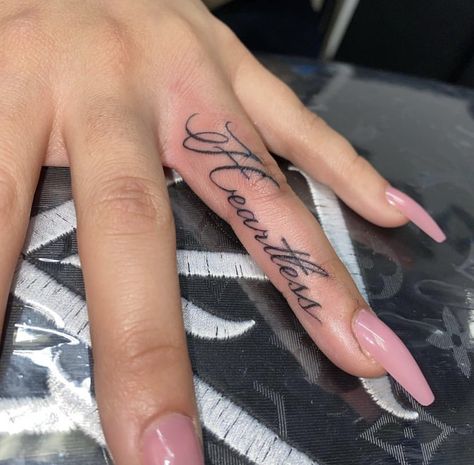 Side Hand Word Tattoos, Memorial Tattoo Ideas, Side Hand Tattoos, Finger Tattoo For Women, Hand And Finger Tattoos, Cute Hand Tattoos, Pretty Hand Tattoos, Tasteful Tattoos, Tattoos For Black Skin