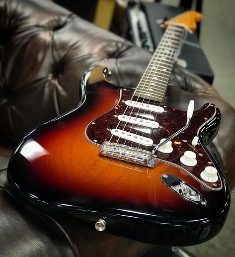 Sunburst Stratocaster, Pin Terest, Fender Stratocaster Sunburst, Guitar Images, Guitar Drawing, Types Of Guitar, Pedal Board, Fender Squier, Cool Electric Guitars