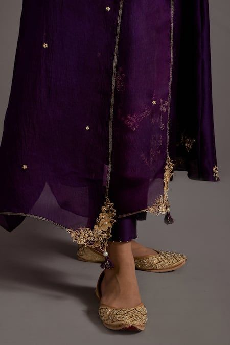 Buy Purple Chanderi Hand Embroidered Zari V Neck Guccha Jaal Angarkha Set For Women by Deep Thee Online at Aza Fashions. V Neck Indian Dress, Winter Collection 2024 Women, Hand Embroidery On Dupatta, Anarkali Embroidery Designs, Aza Fashion Outfits 2024 Suits, V Neck Embroidery Design, Pakistani Dupatta Designs, Dupatta Work Designs, Good Earth Clothing