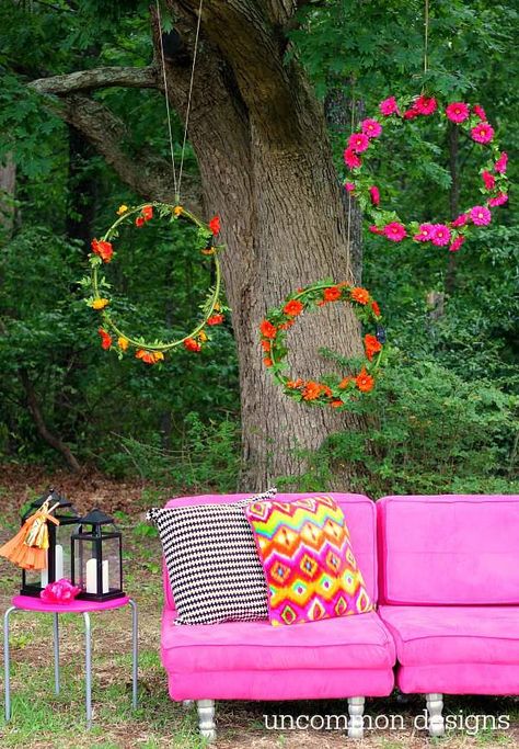 Hung staggered in the trees, a group of hula hoops wrapped in silk flowers makes for a festive photo-op backdrop. Photo Backdrop With Flowers, Giant Wreath, Backdrop With Flowers, Giants Wreath, Floral Diy, Diy Photo Backdrop, Hippie Party, Booth Decor, Hula Hoops