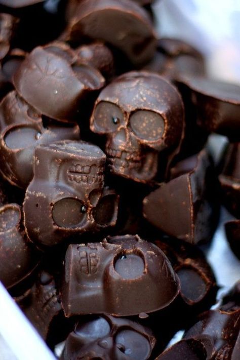 Spiced Dark-Chocolate Skulls (Vegan) | GLAM KNIT - BY MANUOSH | Bloglovin’ Vegan Halloween Candy, Halloween Candy Recipes, Vegan Halloween, Gateaux Cake, Halloween Recipes, Halloween Food, Halloween Candy, Hallows Eve, Candy Recipes