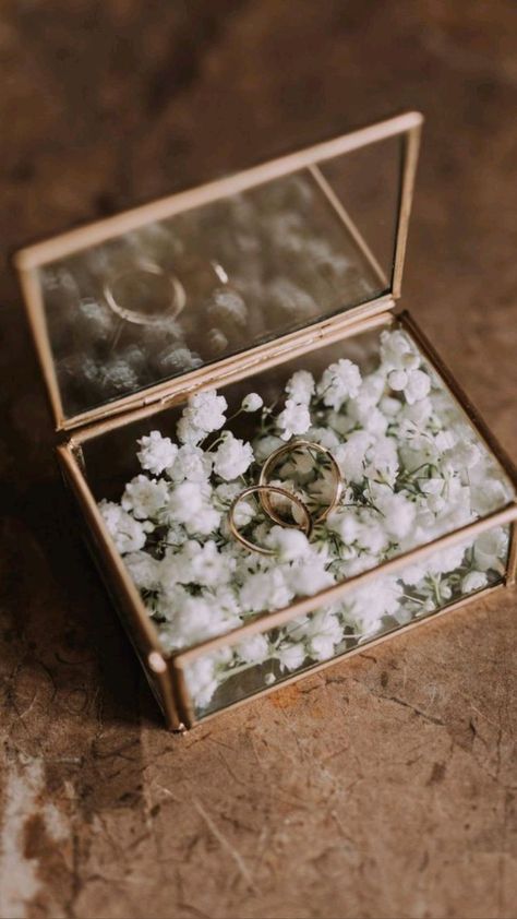 Creative Wedding Centerpieces, Gypsophila Wedding, Wedding Church Decor, Simple Wedding Bouquets, Wedding Floral Centerpieces, Ring Holder Wedding, Reception Centerpieces, Cute Wedding Ideas, Wedding Ring Box