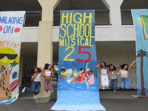 Senior Wall Ideas High Schools, Sophomore Posters, Homecoming Hallways, Asb Ideas, Stuco Ideas, Spirit Posters, School Spirit Posters, Homecoming Decorations, Senior Year Things