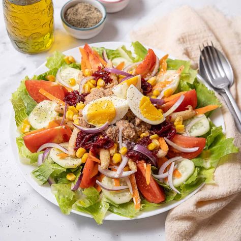 Ensalada Mixta (Spanish Mixed Green Salad) Spanish Style Salad, Spanish Chicken Salad, Spanish Tomato Salad, Spanish Salads Traditional, Easy Mixed Green Salad, Spanish Salad, Salad Mixed Greens, Salads To Go, Boiled Potatoes