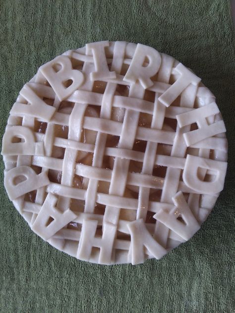 Happy Birthday Pie Crust Design Apple Pie Top Crust Design, Birthday Pie Decoration, Birthday Pie Crust Designs, Pie Crust Ideas Decorative, Fancy Apple Pie Crust Designs, Christmas Pie Crust Designs, Fancy Pies, Creative Pie Crust, Pie Inspiration