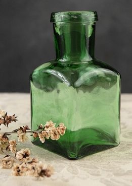 Instead of doing one vase, use 3 Green Tinted Glass Bottles with mixed flowers (cream/blush) Small Glass Jars, Green Glass Bottles, Green Glassware, Spice Bottles, Glass Jars With Lids, Tinted Glass, Pretty Pins, Green Bottle, Antique Bottles