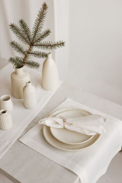 White Linen Napkins and Placemats for an Aesthetic Dining Experience White Dinner Table, Napkins For Wedding, White Linen Napkins, Background Photos, Simple Aesthetic, Best Wedding Planner, Best Planners, Table Napkins, Wedding Napkins