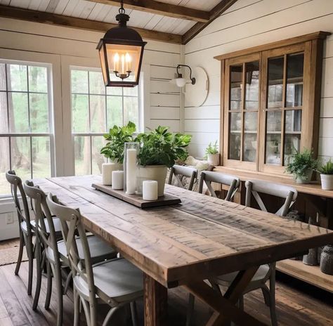 Farm Style Dinner Table, Rustic Home Dining Room, Barndo Interior, 2025 Kitchen, Rustic Dining Table Decor, Western Dining Room, Cabin Dining Room, Rustic Farmhouse Dining Room, Comfy Cozy Home