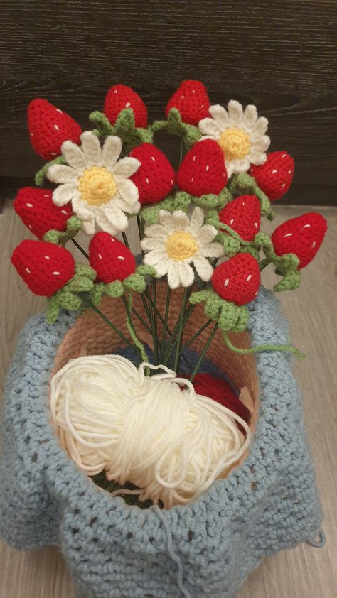 Crochet strawberry flower 🍓🌼 Crochet Strawberry Flower, Strawberry Shortcake Crochet, Crochet Flower Basket, Strawberry Bouquet, Crochet Bouquets, Tulip Basket, Easy Crochet Flower, Strawberry Crochet, Bouquet Crochet