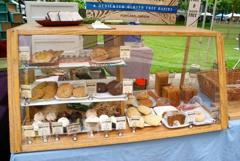 Baked Goods Display Ideas, Ideas For Farmers Market, Baked Goods Display, Food Stall Design, Farmers Market Display, Bakery Display Case, Bakery Shop Design, Bakery Store, Bakery Design Interior