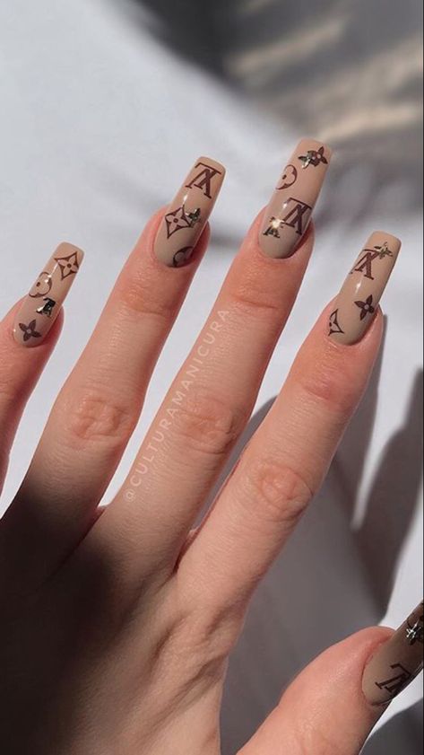 Word Nail Designs, Nails Luis Viton, Uñas Louis Vuitton, Luxurious Nails, Glowy Makeup Look, Louis Vuitton Nails, Gucci Nails, Secret Nails, Pastel Nails Designs